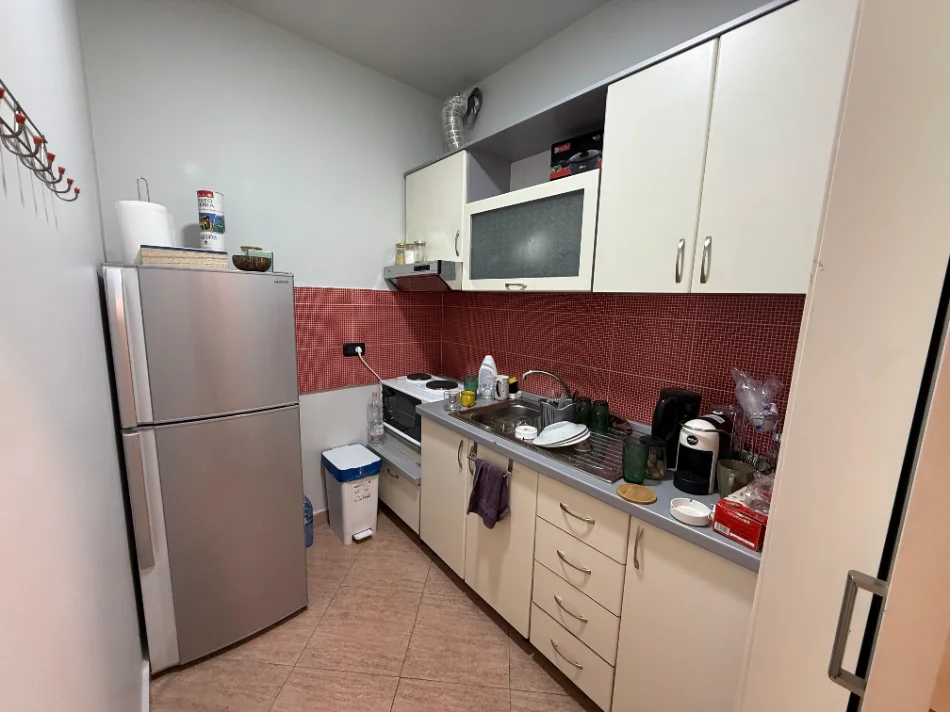 Tirane, jepet me qera zyre Kati 5, 90 m² 700 € (Rruga Myslym Shyri)