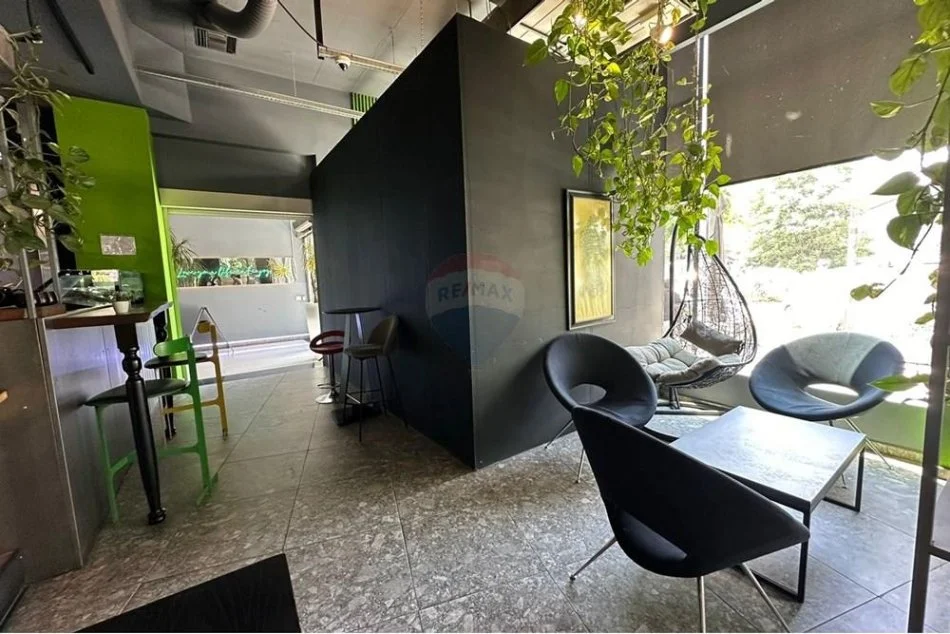 jepet me qera , 330 m² 4.000 € (Rruga e Kavajes Perball Delijorgjit)