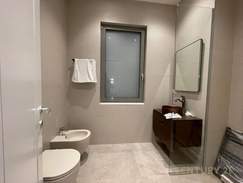 Tirane, jepet me qera Vile 2+1 Kati 3, 380 m² 3.300 € (Porta e Gjelber)