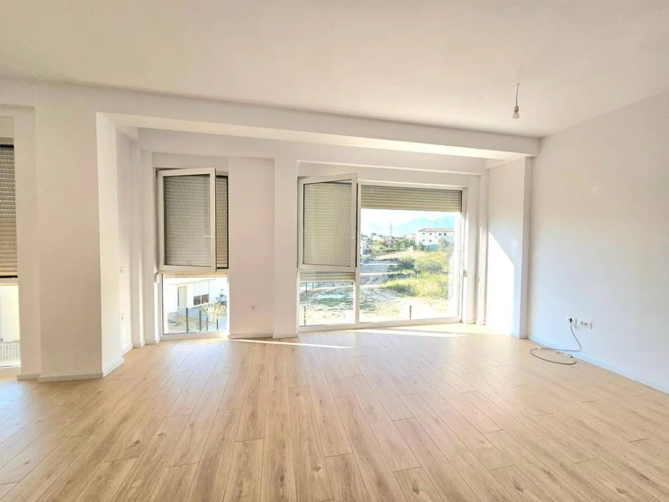 Tirane, jepet me qera apartament 3+1 Kati 1, 335 m² 1.200 € (Liqeni i Farkes)