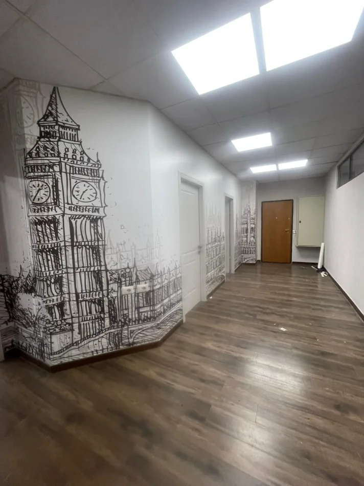 Tirane, jepet me qera zyre Kati 2, 220 m² 2.200 € (STACIONI I TRENIT)