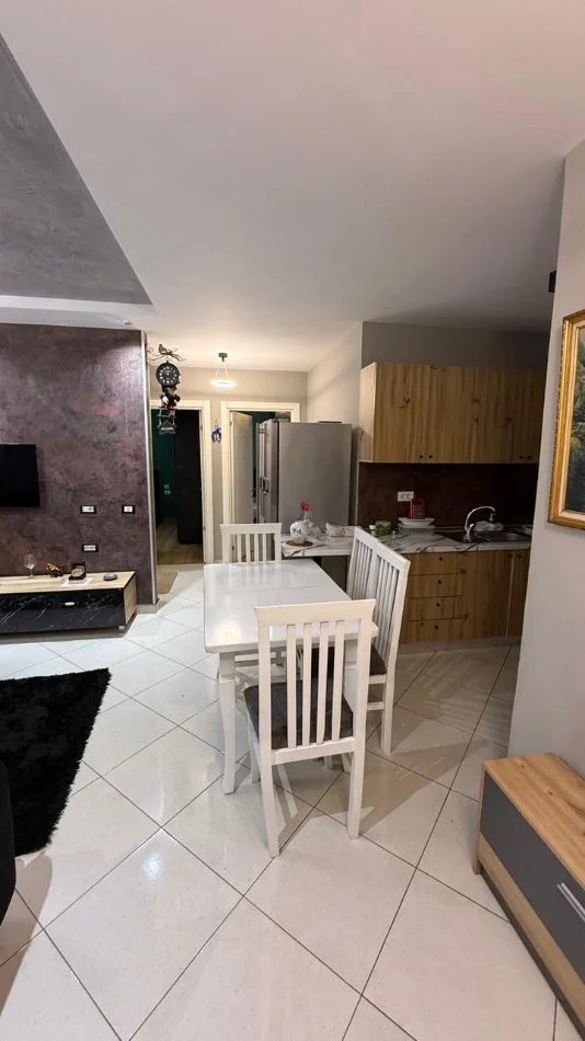 Tirane, jepet me qera apartament 3+1 Kati 3, 92 m² 550 € (Kopshti Botanik)