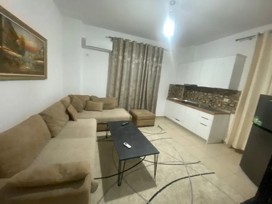 Tirane, jepet me qera apartament 1+1 Kati 1, 75 m² 500 € (5 Maj)