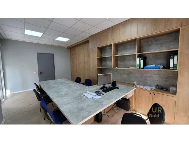 Tirane, jepet me qera zyre Kati 1, 560 m² 6500 Euro (9 kateshet)