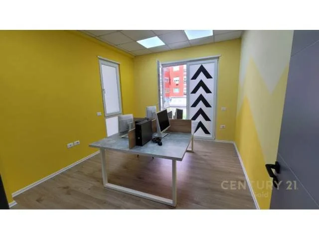 Tirane, jepet me qera zyre Kati 1, 560 m² 6500 Euro (9 kateshet)