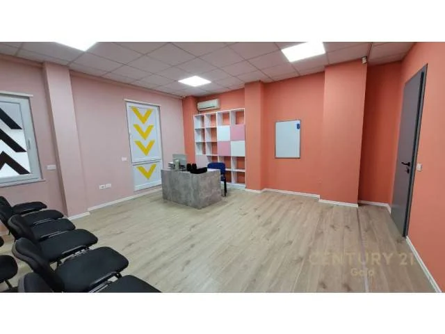 Tirane, jepet me qera zyre Kati 1, 560 m² 6500 Euro (9 kateshet)