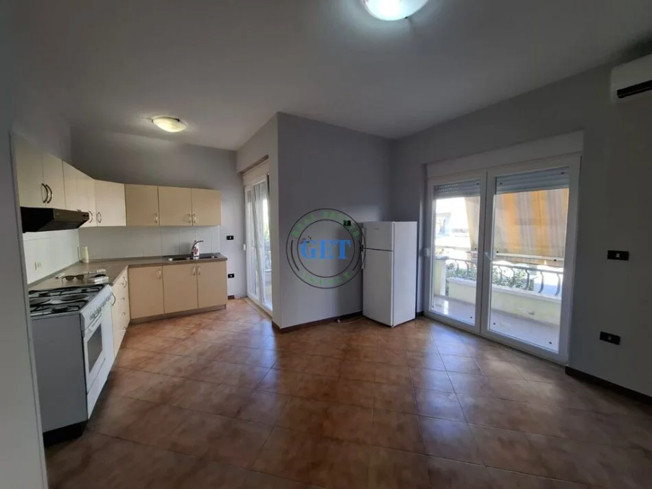 Durres, jepet me qera apartament 1+1 Kati 1, 70 m² 270 € (Muzeumi, Durres)