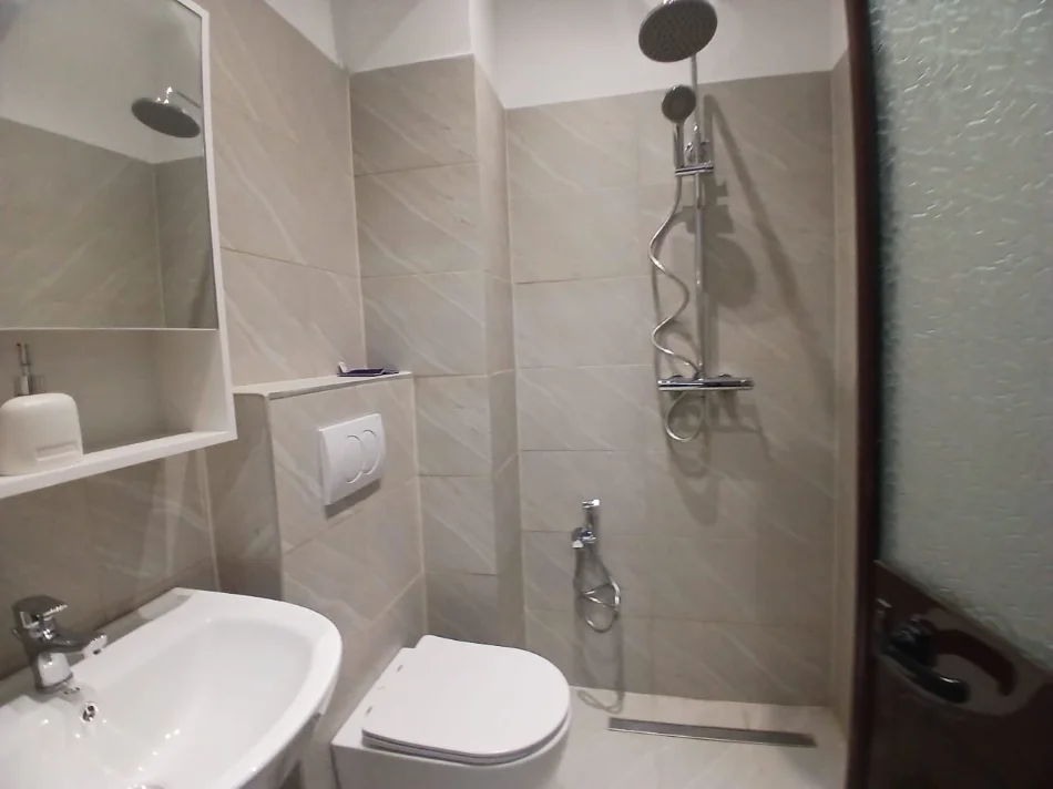 Tirane, jepet me qera apartament 1+1 Kati 4, 60 m² 400 € (Shkoze; pallatet e Tom Doshit)