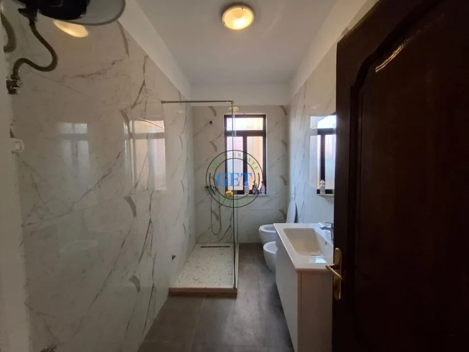 Durres, jepet me qera apartament 1+1 Kati 1, 70 m² 270 € (Muzeumi, Durres)