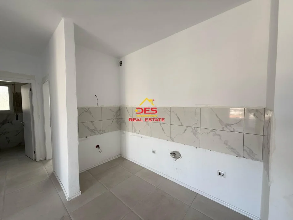 Vlore, shitet 2+1+Ballkon Kati 8, 100 m² 140.000 € (Rruga Zenel Murra)