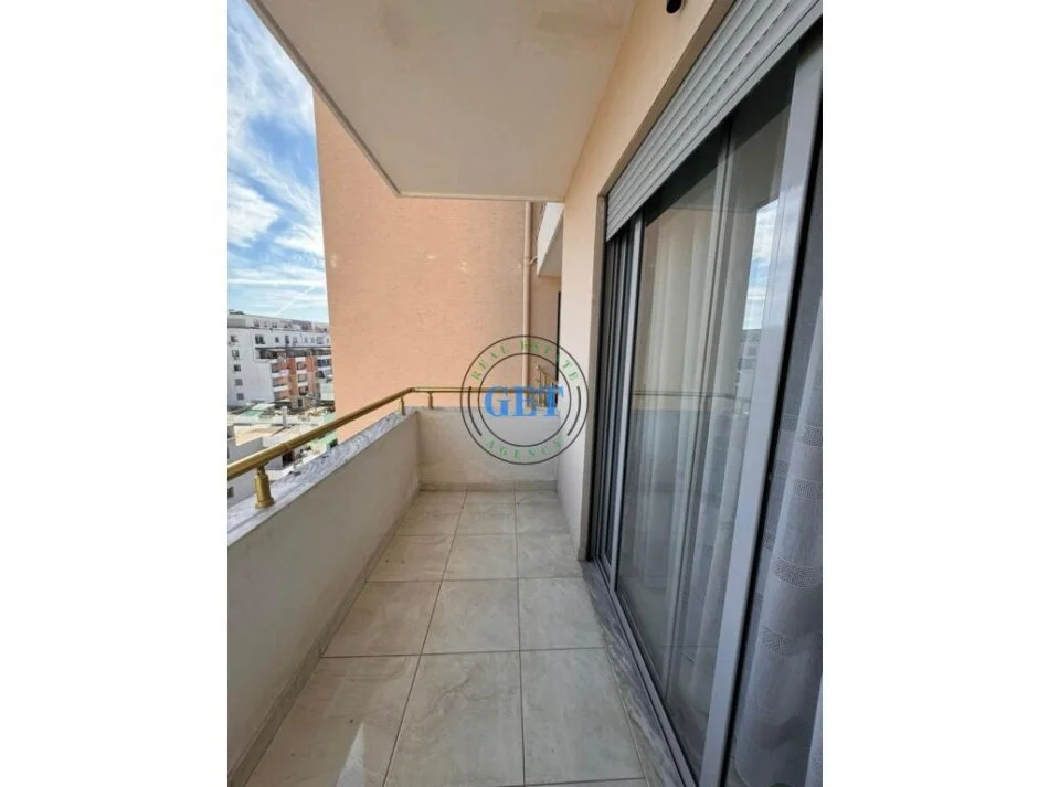 Durres, jepet me qera apartament 2+1+Ballkon Kati 5, 100 m² 350 € (Stadiumi)