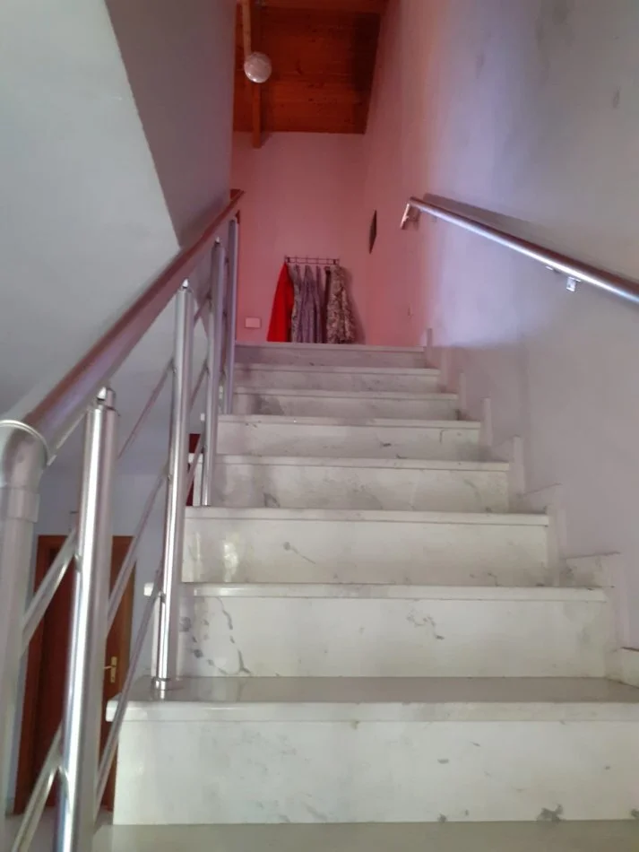 Tirane, jepet me qera apartament duplex 2+1 Kati 4, 80 m² 600 € (Bulevardi Gjergj Fishta)