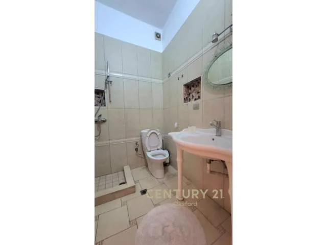 Tirane, jepet me qera apartament 2+1+A+BLK Kati 10, 210 m² 700 Euro (komuna e parisit)