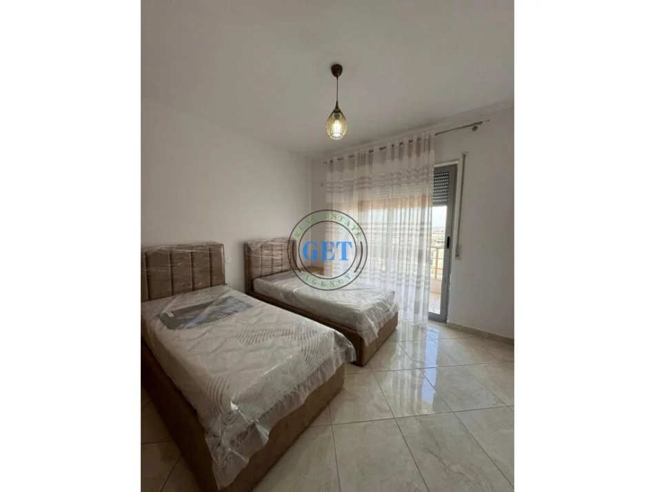 Durres, jepet me qera apartament 2+1+Ballkon Kati 5, 100 m² 350 € (Stadiumi)