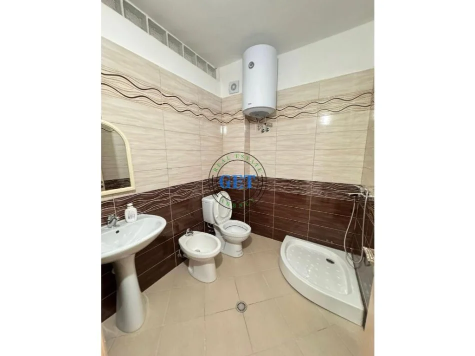 Durres, jepet me qera apartament 2+1+Ballkon Kati 5, 100 m² 350 € (Stadiumi)
