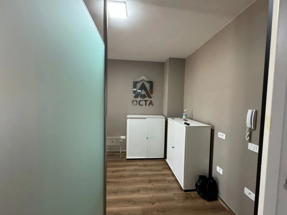 Tirane, jepet me qera zyre Kati 6, 65 m² 500 € (Kompleksi Olimpik)