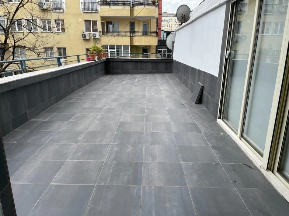 Qira, Ambient Zyre, Bllok, Tiranë, 1500€