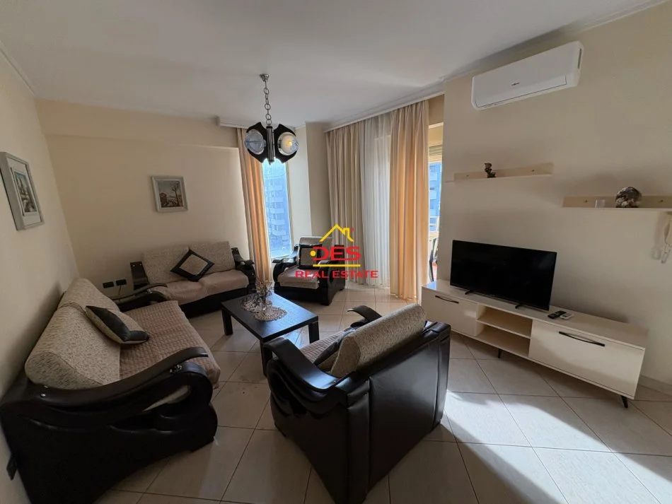 Vlore, jepet me qera apartament 2+1+Ballkon Kati 5, 110 m² 400 € (Rr 7 Nëntori)
