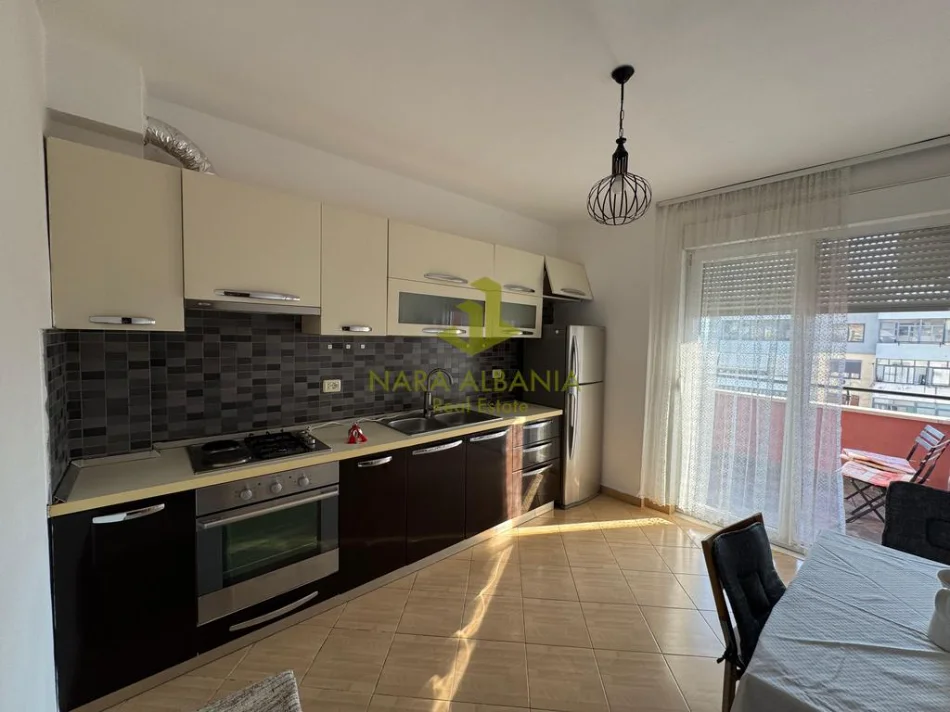 Tirane, jepet me qera apartament 3+1+Ballkon Kati 6, 100 m² 700 € (Ambasada Amerikane)