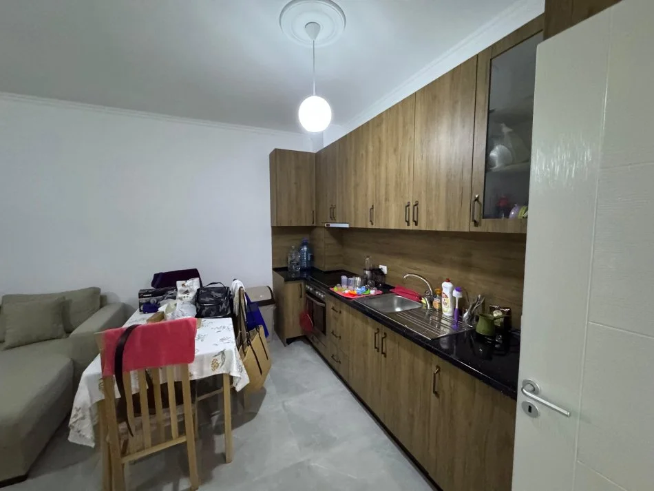 Tirane, jepet me qera apartament 1+1 Kati 4, 56 m² 450 € (Yzberisht)