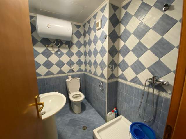 Tirane, jepet me qera apartament 3+1 Kati 12, 126 m² 600 Euro (xheko Imperial)