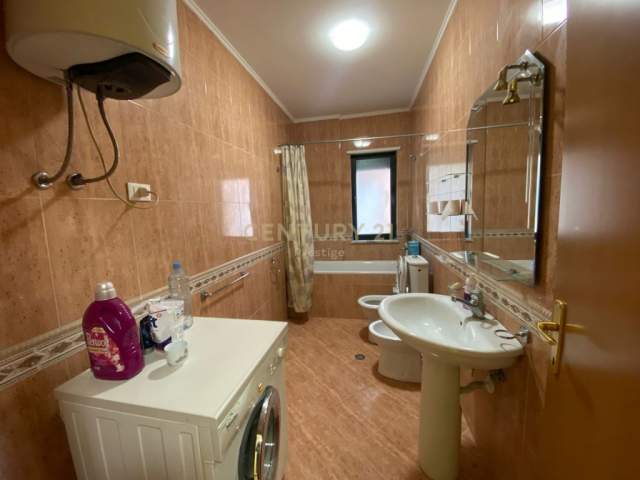 Tirane, jepet me qera apartament 3+1 Kati 12, 126 m² 600 Euro (xheko Imperial)