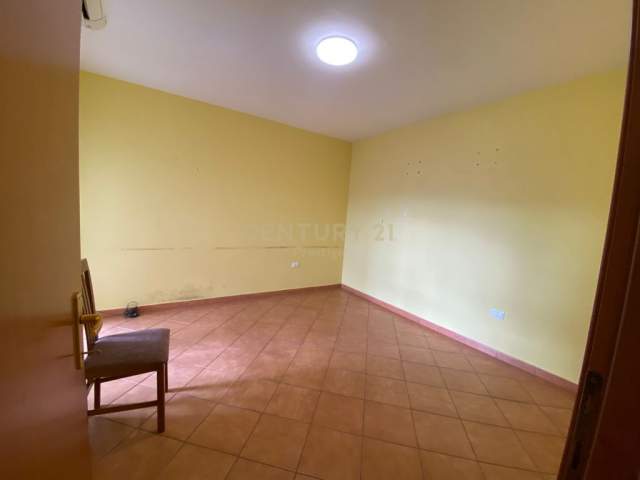 Tirane, jepet me qera apartament 3+1 Kati 12, 126 m² 600 Euro (xheko Imperial)