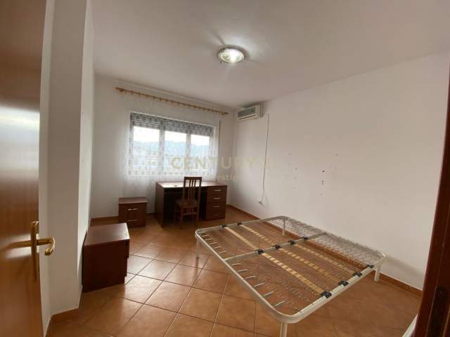Tirane, jepet me qera apartament 3+1 Kati 12, 126 m² 600 Euro (xheko Imperial)