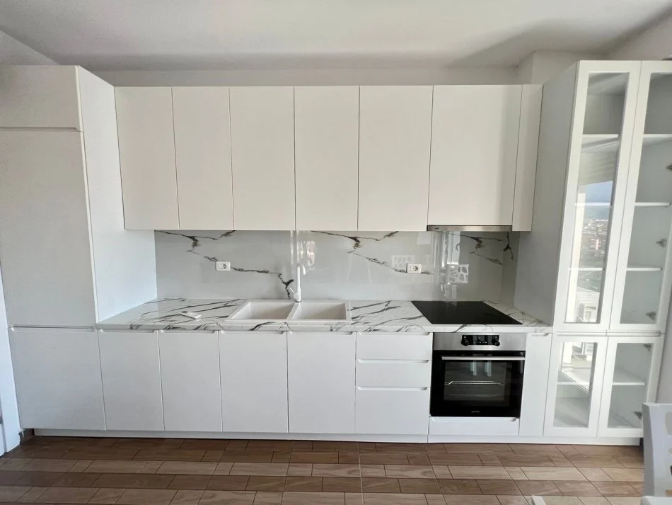 Tirane, jepet me qera apartament 2+1+Ballkon Kati 8, 90 m²  500 € (Rruga pasho hysa)