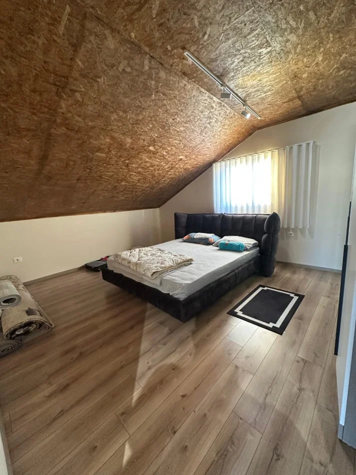 Tirane, jepet me qera apartament duplex , 500 € (Kamez)