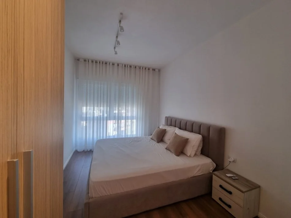 Tirane, jepet me qera apartament 1+1+Ballkon Kati 10, 70 m² 700 € (Rruga e Barrikadave)