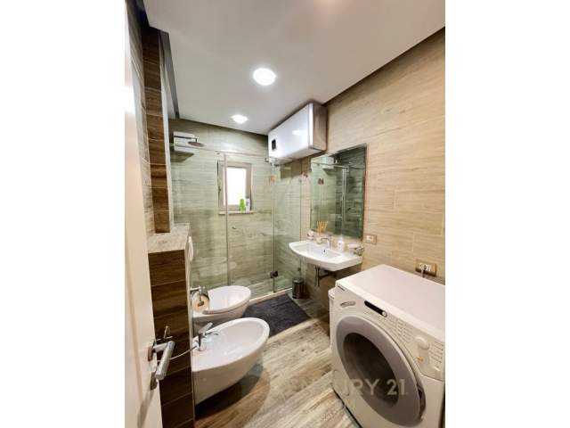 Tirane, jepet me qera apartament 2+1 Kati 1, 96 m² 800 Euro