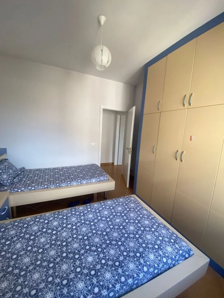 Tirane, jepet me qera apartament 2+1+Ballkon Kati 2, 80 m² 600 € (Fillim i Rruges Peti Kopshti Zoologjik)