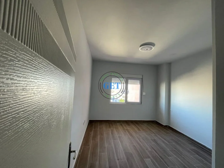 Durres, jepet me qera apartament 2+1+Ballkon Kati 5, 83 m² 350 € (Tregu Industrial)