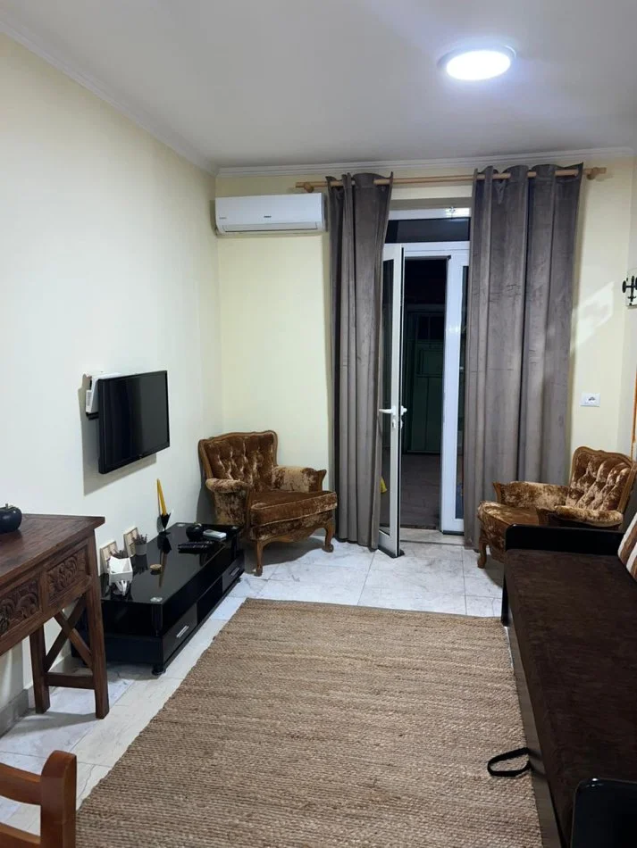 Tirane, jepet me qera apartament 1+1 , 500 € (Rruga Qemal Stafa)