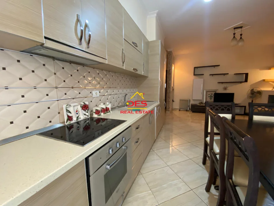 Vlore, jepet me qera apartament 2+1+Ballkon Kati 7, 400 m² 400 € (Rruga Hasan Kushta)