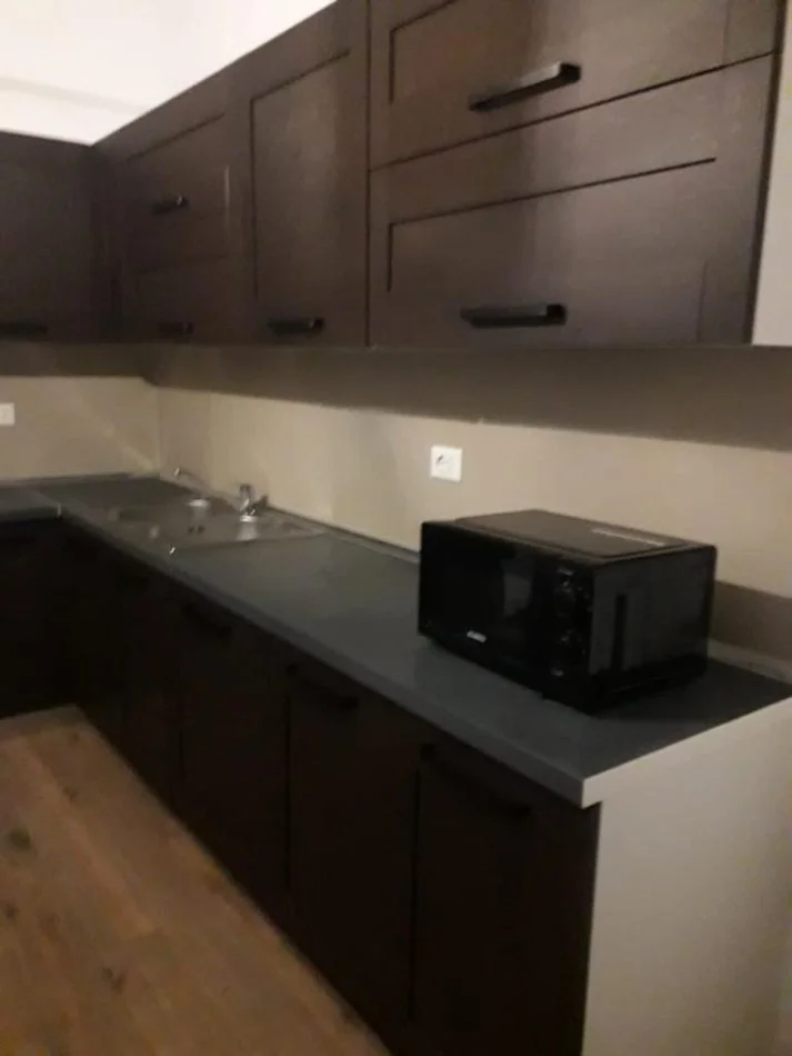 Tirane, jepet me qera apartament 1+1+Ballkon Kati 5, 65 m² 800 € (Rruga muhabet Gjonllesh)