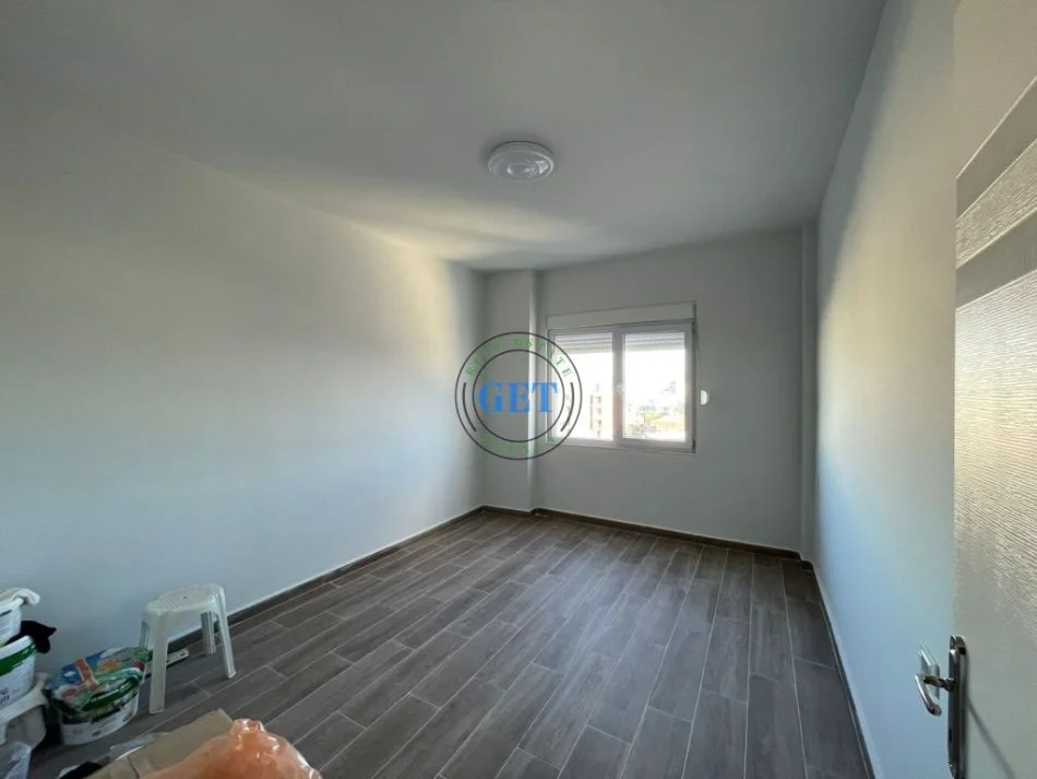 Durres, jepet me qera apartament 2+1+Ballkon Kati 5, 83 m² 350 € (Tregu Industrial)