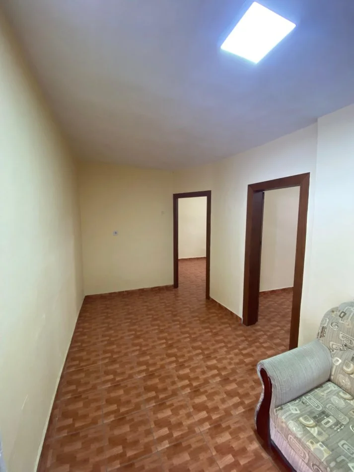 Tirane, jepet me qera ambjent biznesi Kati 1, 120 m² 500 € (RRUGA E BARRIKADAVE)