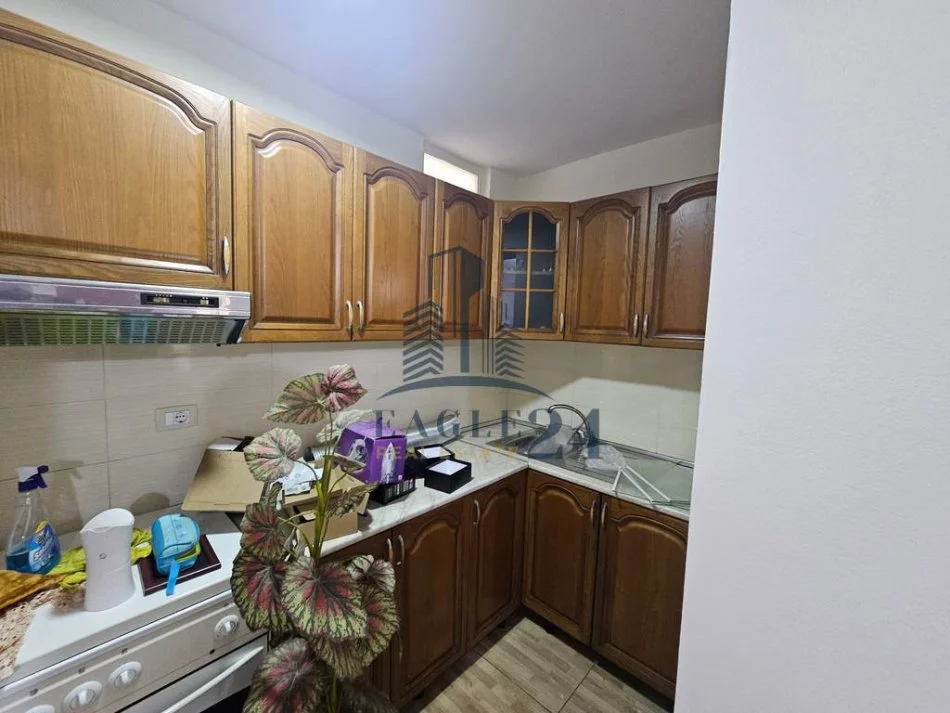 Tirane, jepet me qera apartament 2+1+Ballkon Kati 0, 75 m² 420 € (Univers City)