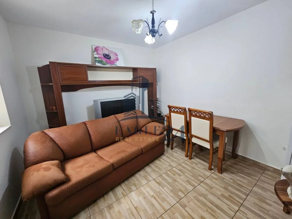 Tirane, jepet me qera apartament 2+1+Ballkon Kati 0, 75 m² 420 € (Univers City)