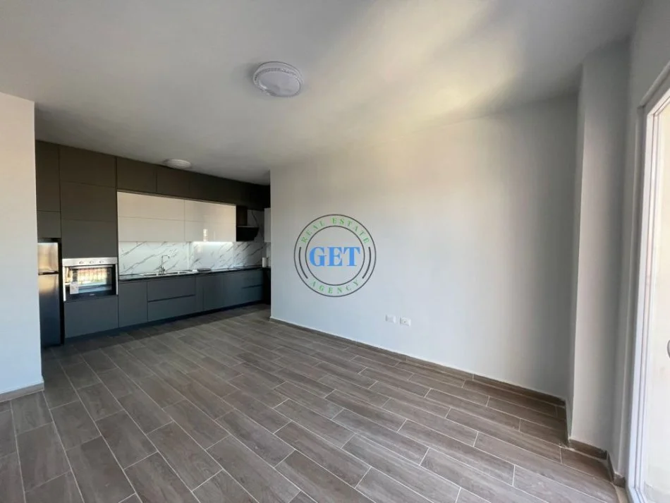 Durres, jepet me qera apartament 2+1 Kati 5, 83 m² 350 € (Tregu Industrial)
