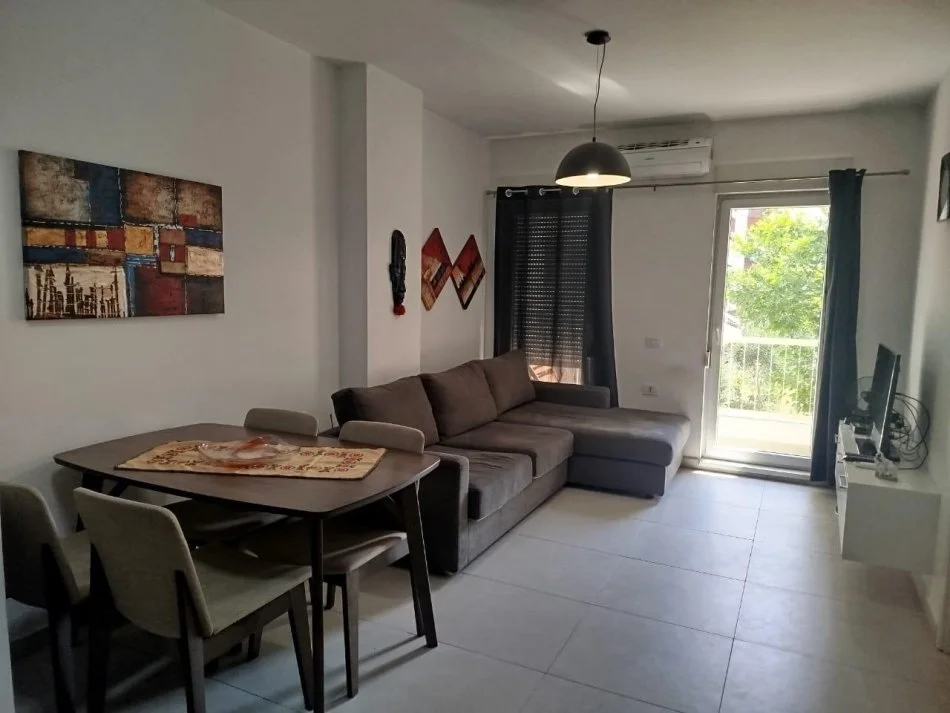 Tirane, jepet me qera apartament 1+1+Ballkon Kati 2, 60 m² 550 € 