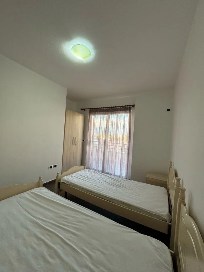 Tirane, jap me qera apartament 2+1+Ballkon Kati 3, 97 m² 450 € (Te pallatet Fratari)