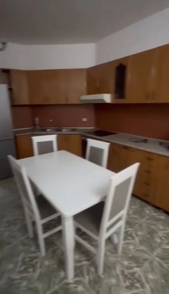 Tirane, jepet me qera apartament 2+1+Ballkon Kati 7, 87 m² 550 € (rruga Din Bosko)