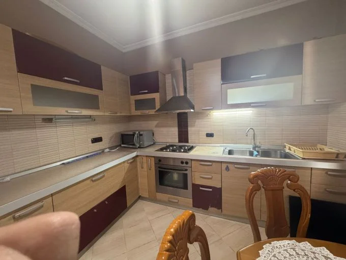 Tirane, jepet me qera apartament 1+1+Aneks Kati 1, 70 m² 500 € (Selvia)