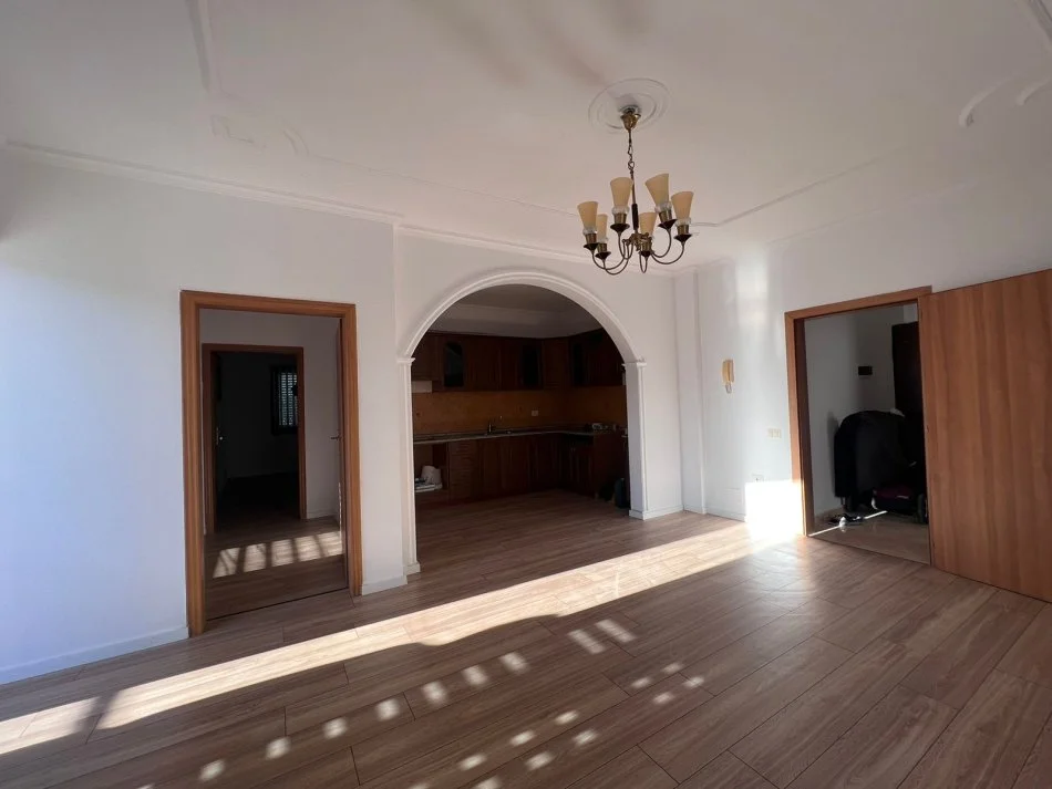 Shitet Apartament 2+1+ Verandë, “ Fresku ” Tiranë.