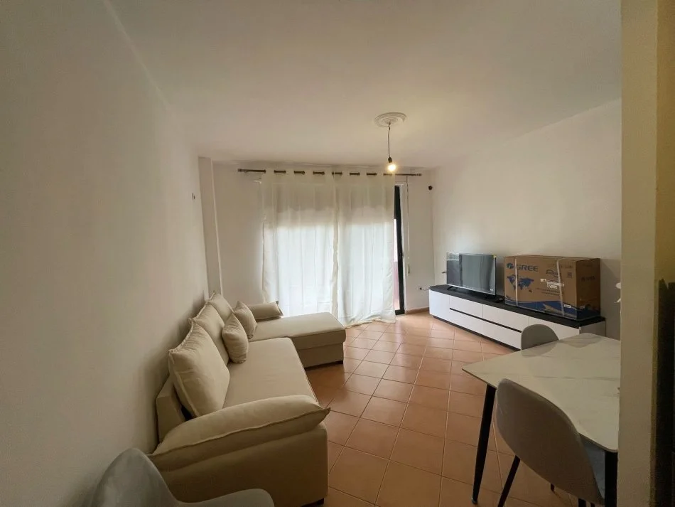 Tirane, jepet me qera apartament 1+1 , 450 € 