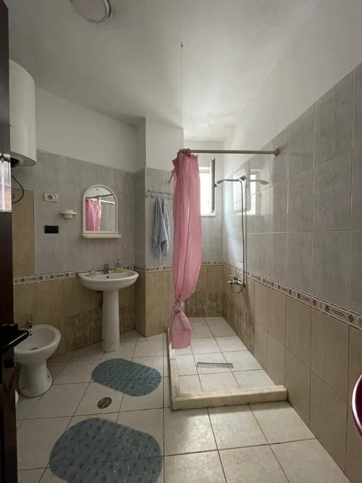 Tirane, jepet me qera apartament 1+1 Kati 2, 100 m² 450 € 