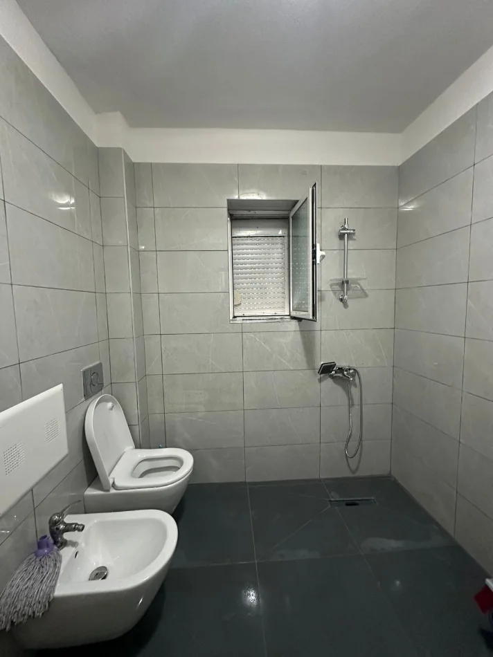 Tirane, jepet me qera apartament 1+1 Kati 1, 70 m² 450 € (Laprak prane Ambulances)